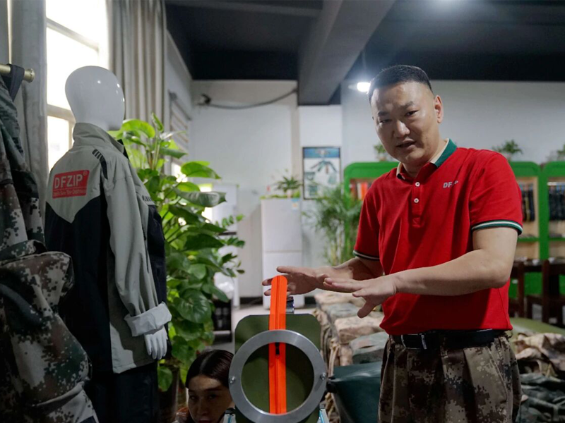 鼎富拉链生产车间与产品展示